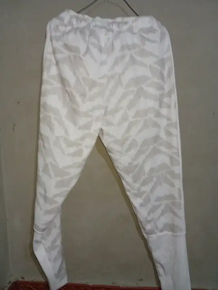 CELANA TRAINING ADIDAS