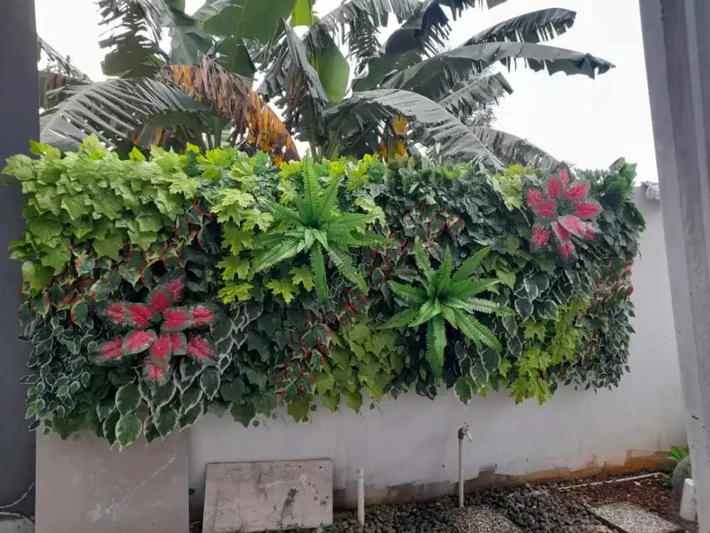 VERTIKAL GARDEN SINTETIS UNTUK DEKORASI KANTOR SERTA RUMAH DAN CAFE