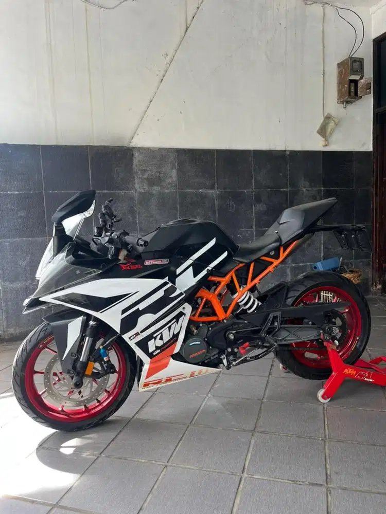 JUAL BU !! Ktm Rc 200 LOW KM BONUS R9 knalpot kondisi Mulus
