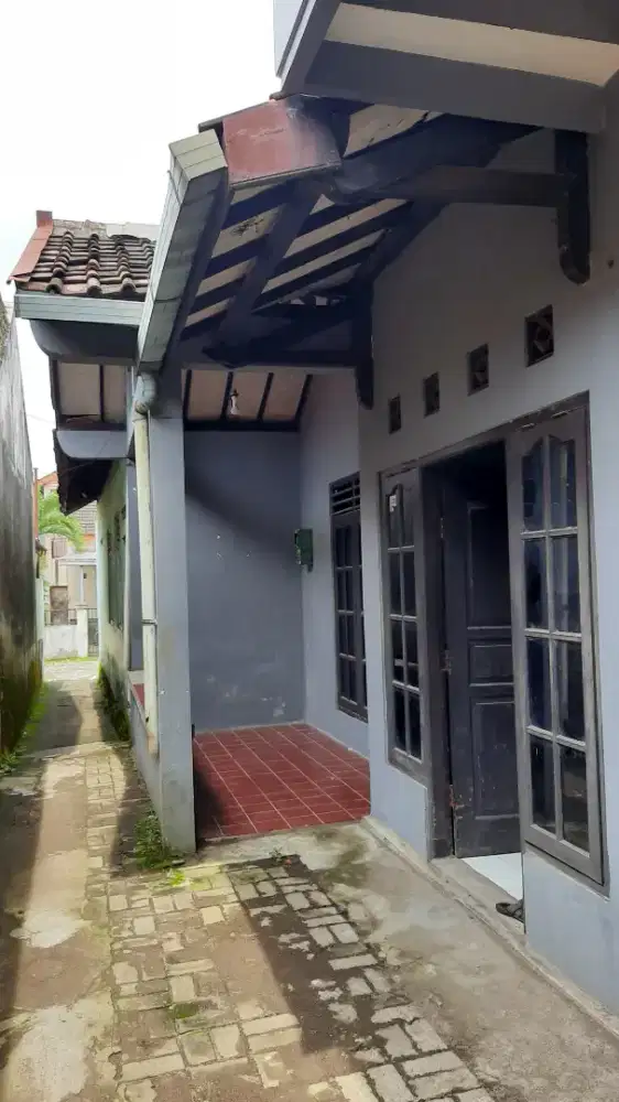 Dikontrakan Rumah 6 kamar tidur strategis perbatasan Jogja - Bantul