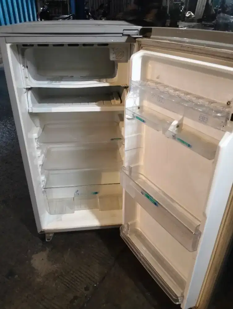 Kulkas satu pintu merek Toshiba dingin freezer beku bisa buat es batu
