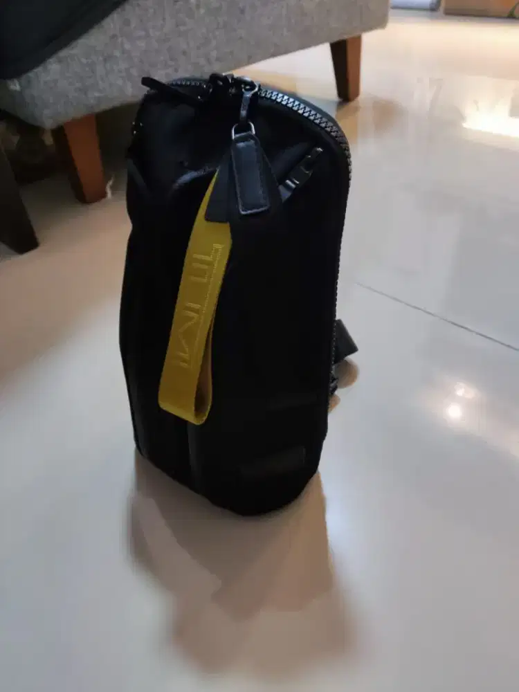 Jual TUMI Crosse Sling Bag, Original 100%, Kondisi Like New.