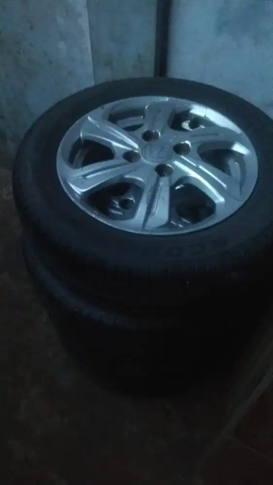 Velg original bonus Ban bekas brio 2018