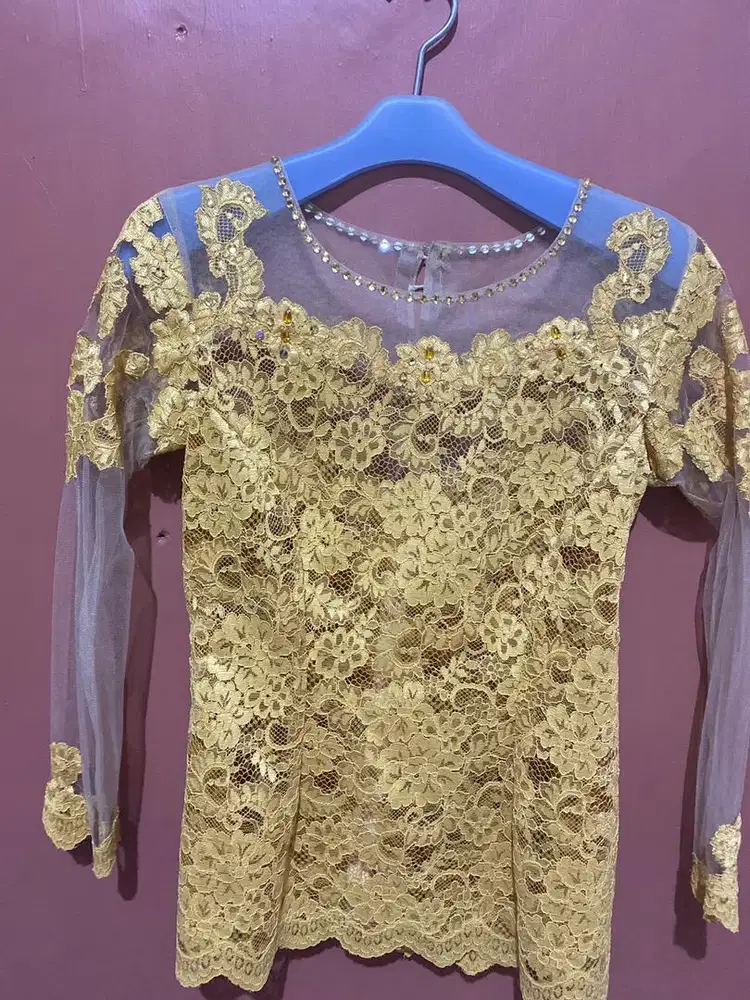 Sepasang kebaya dan kain