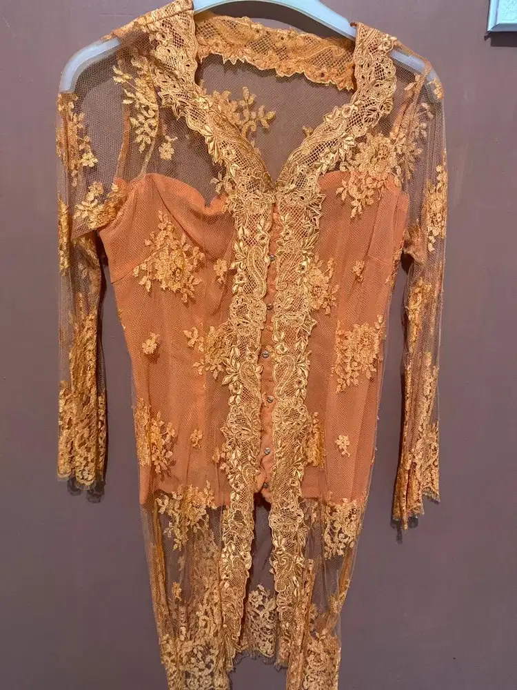 Kebaya warna peach