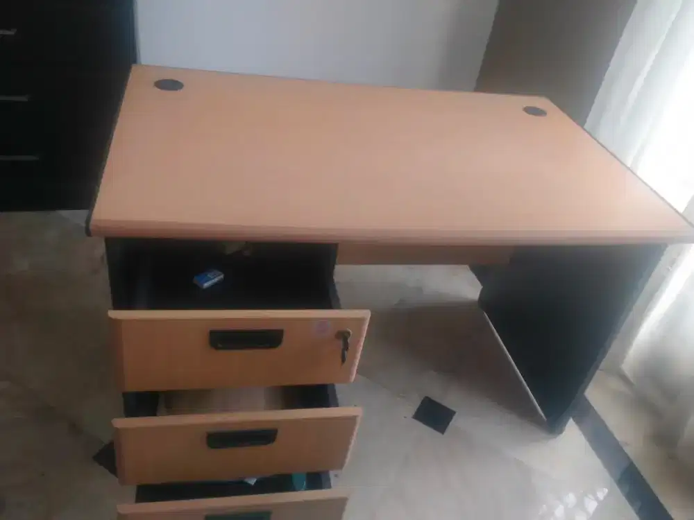 Meja kantor kondisi masih bagus