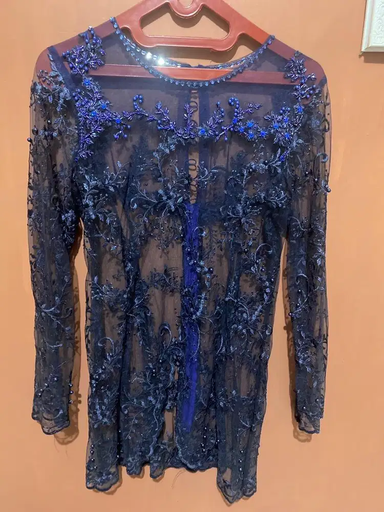 Kebaya warna ungu