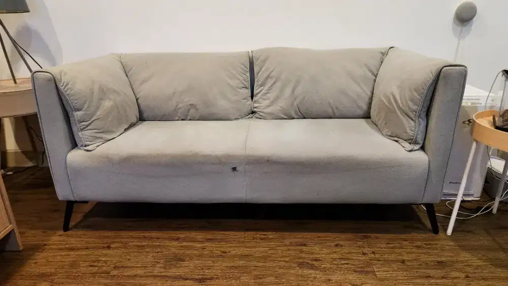 SOFA minimalis kondisi 90 persen desain Skandinavia minus sedikit
