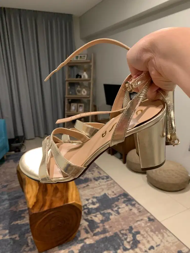 Sepatu block heels gold wanita