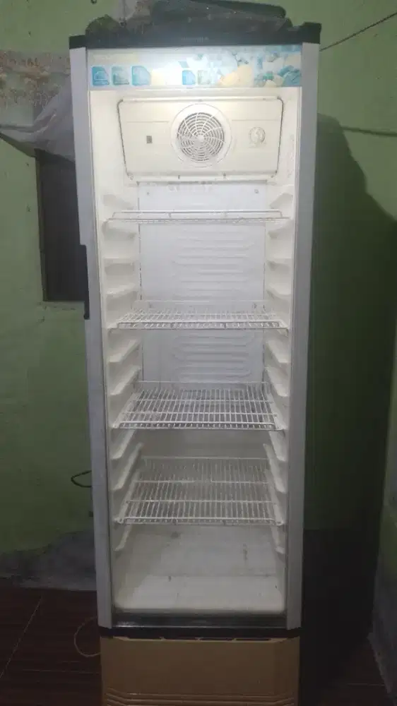 Showcase kulkas polytron