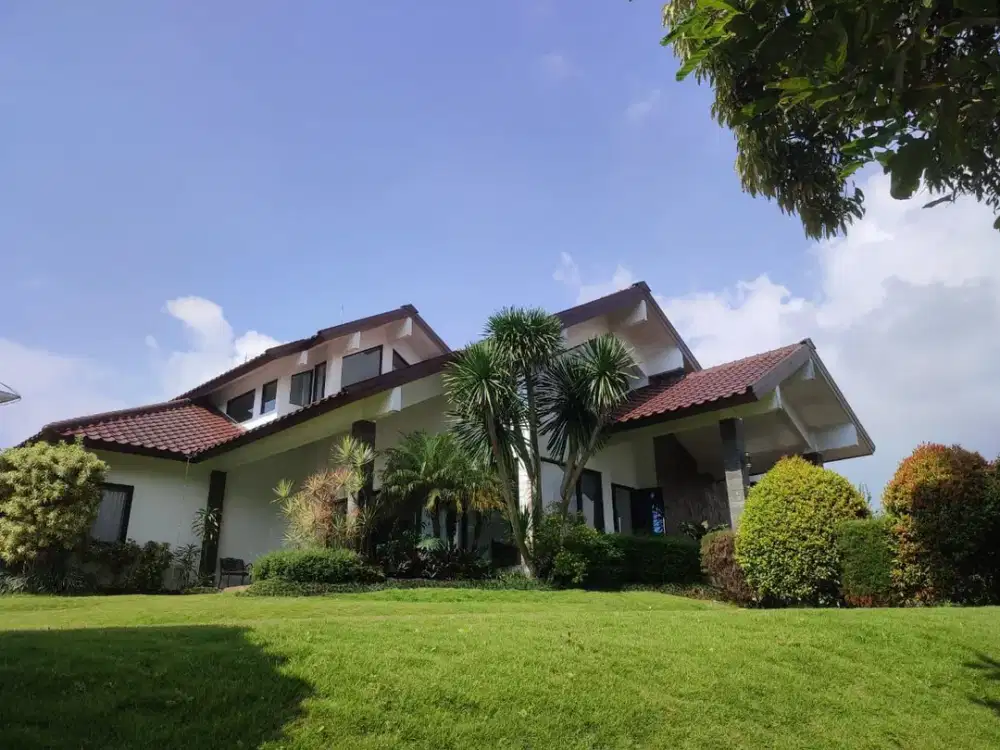 Villa View Alam Asri Nyaman Taman Luas di Trawas Mojokerto