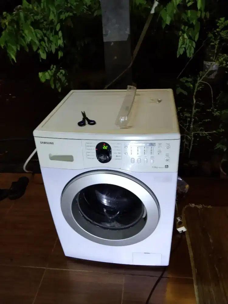 Mesin cuci otomatis pintu depan