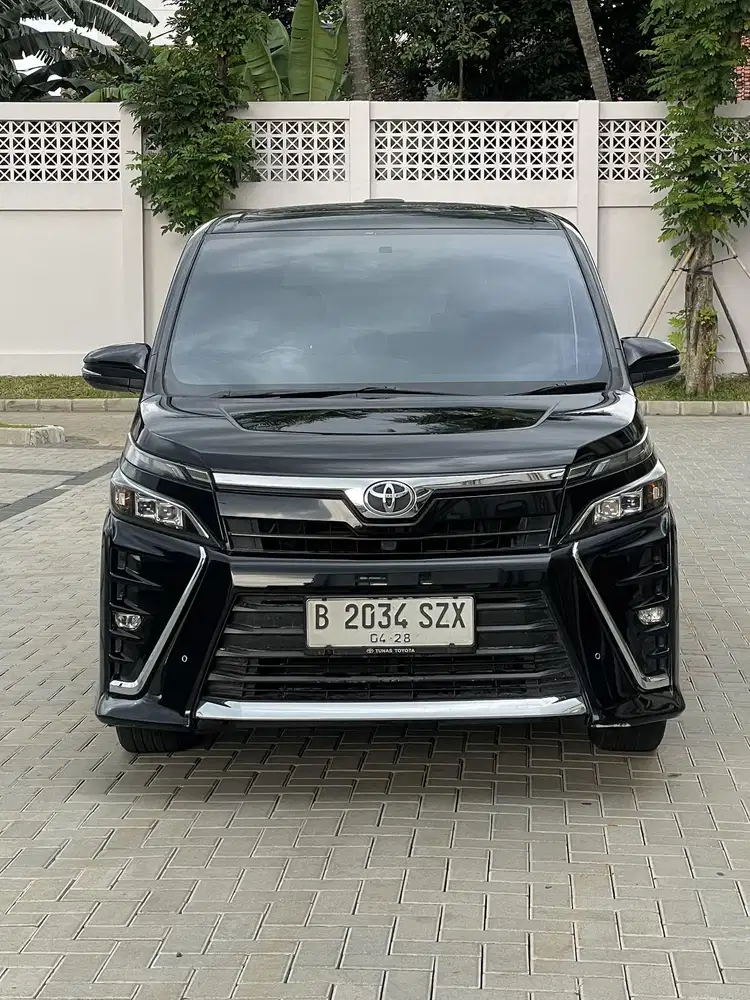 TOYOTA VOXY 2.0 AT TAHUN 2018 HITAM