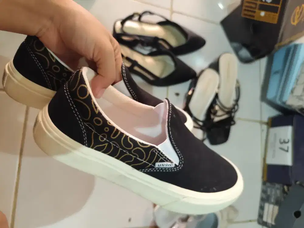 SEPATU SLIP ON MINUSONE