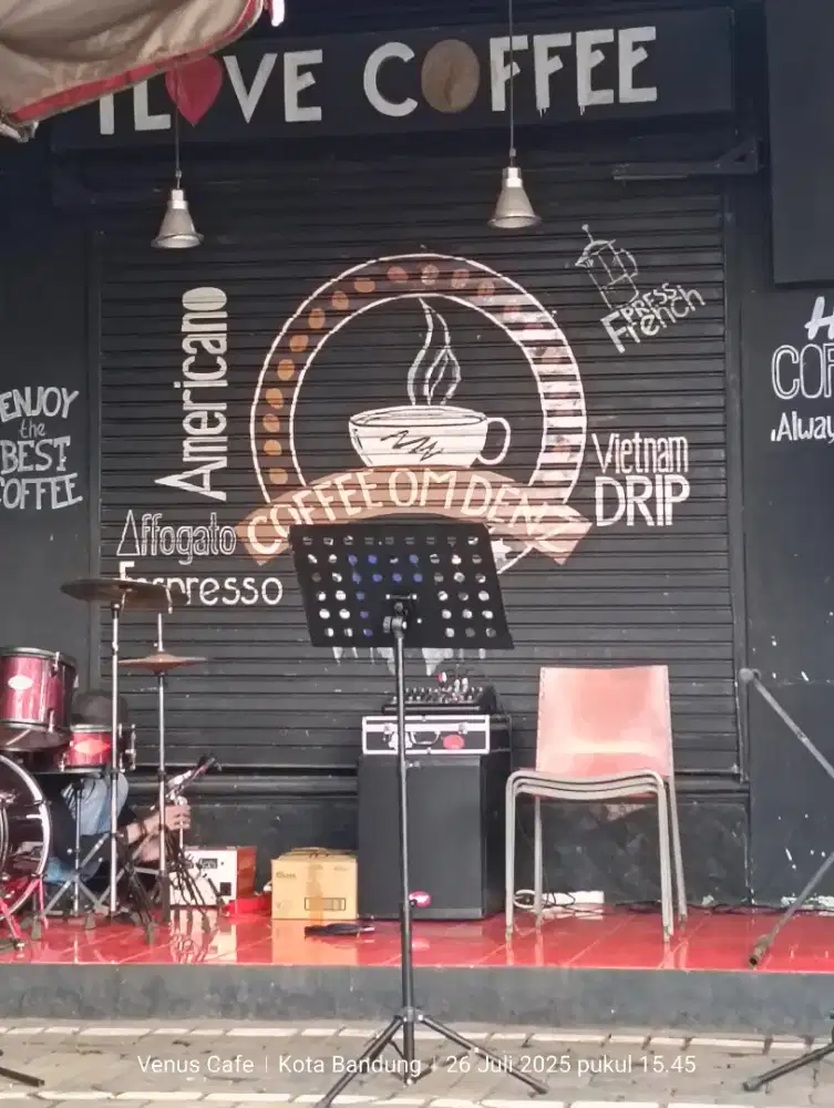 Waitres dan Helper Barista