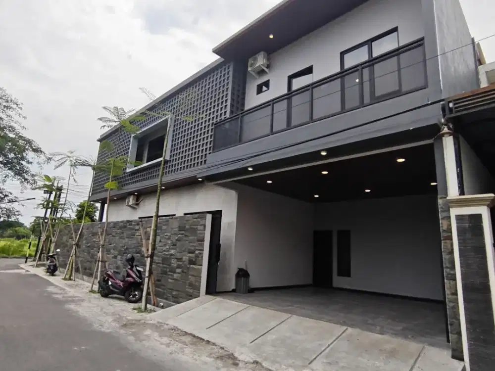 RUMAH MEWAH  ADA PRIVATE POOL STRATEGIS DI SUMBER BANJARSARI SOLO