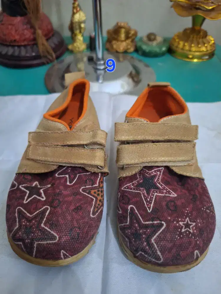 Sepatu anak branded 
Yongkids uk 9 
Limited edition 
Barang terawat 
P