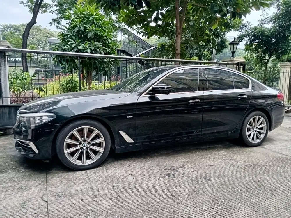 BMW 520i 2.0 Luxury Hitam 2018 Mulus Full Original Tangan Pertama