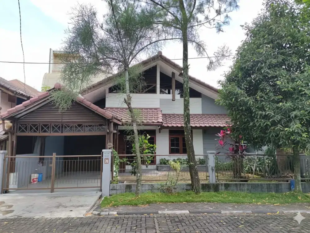 DISEWAKAN RUMAH STRATEGIS DENGAN LINGKUNGAN NYAMAN DI BATUNUNGGAL BANDUNG