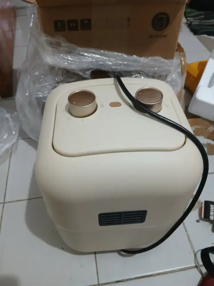 Buat panggangan dan taro makanan agar tidak basi