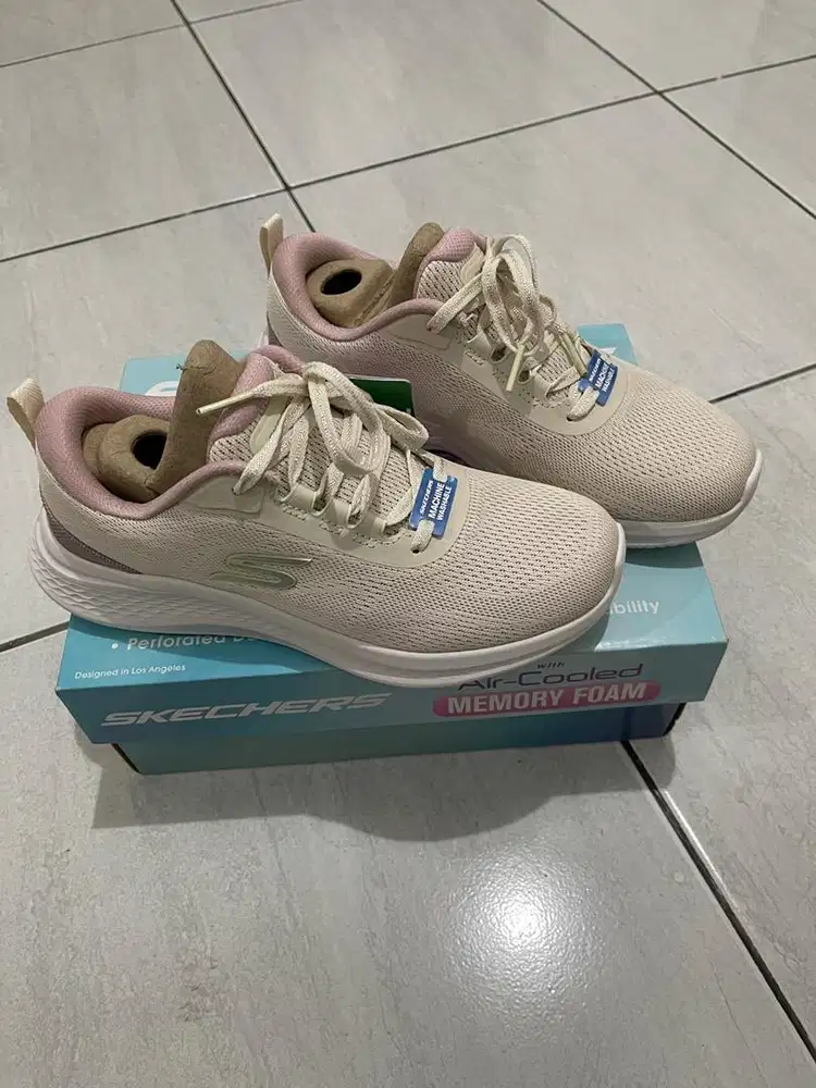 Sepatu Skechers wanita size 36 (baru)