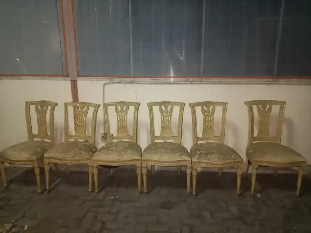 Kursi makan sama kaki meja