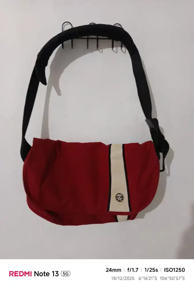 Tas selempang crumpler merah putih