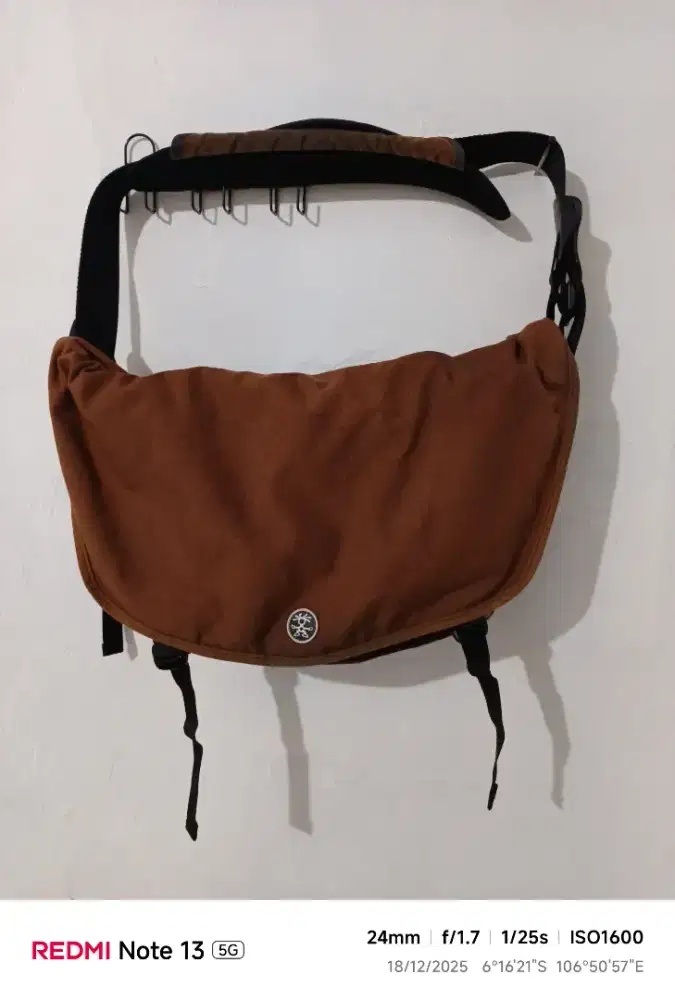 Tas selempang crumpler coklat