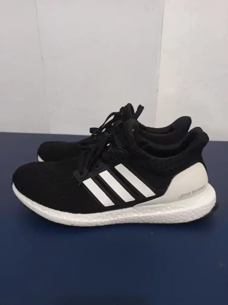 Sepatu lari ultraboost hitam putih