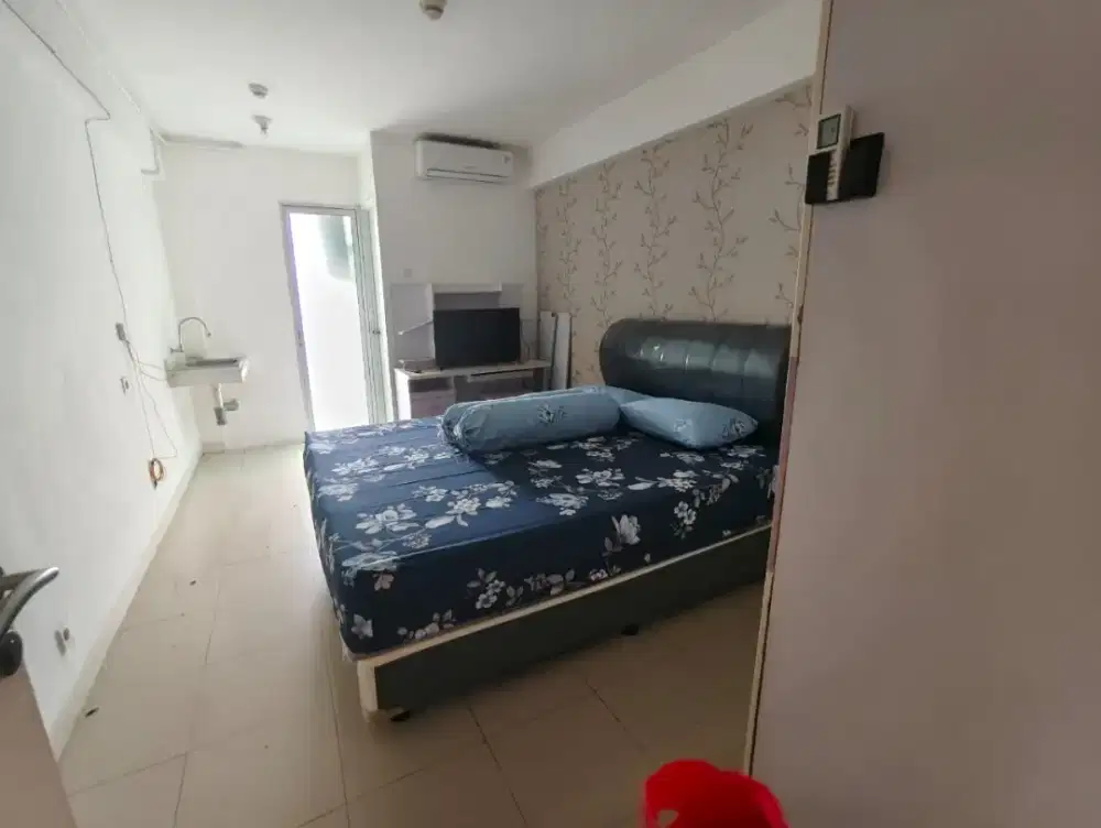 Disewakan studio semi furnish 3 bln di apt bassura lantai rendah