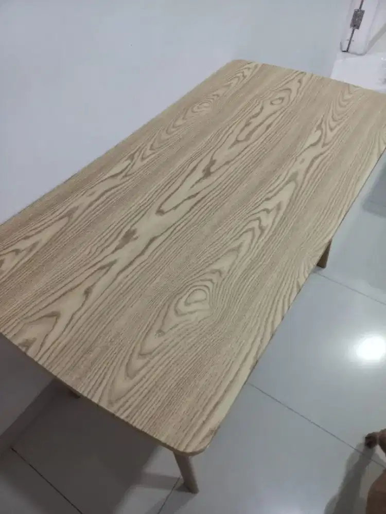 Meja makan minimalis