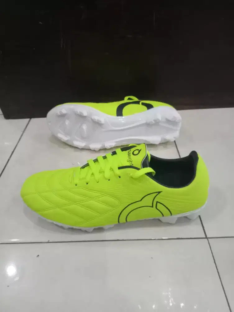 Sepatu sepak bola insole jahitan