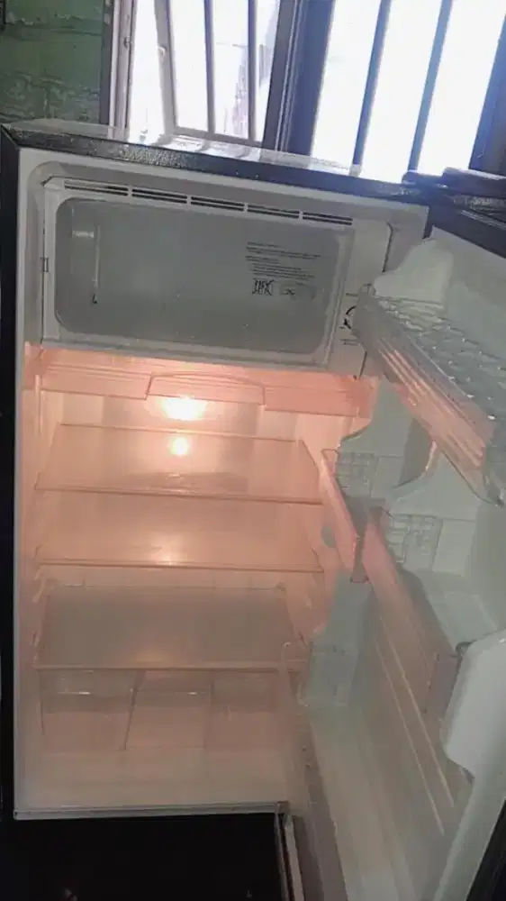 Dijual kulkas 1pintu Sharp kirei polos siap pakai.