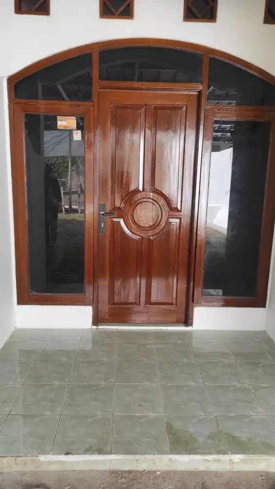 Disewakan bulanan - rumah dengan parkiran luas