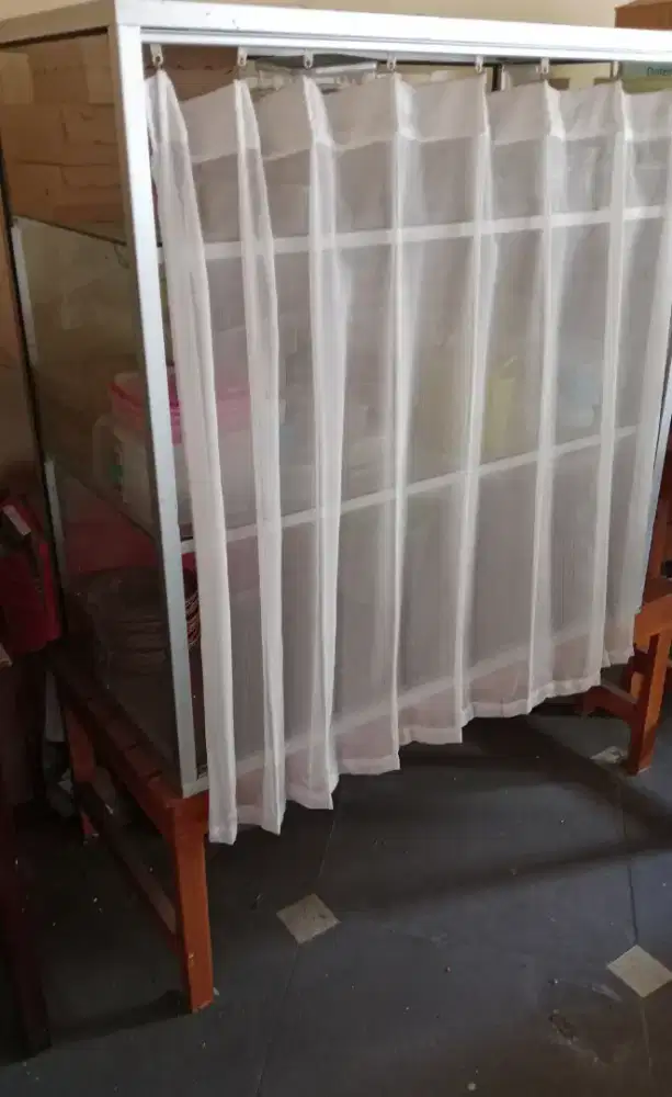 DIJUAL 1 ETALASE + MEJA DAN 2 MEJA MAKAN, 4 BANGKU PANJANG