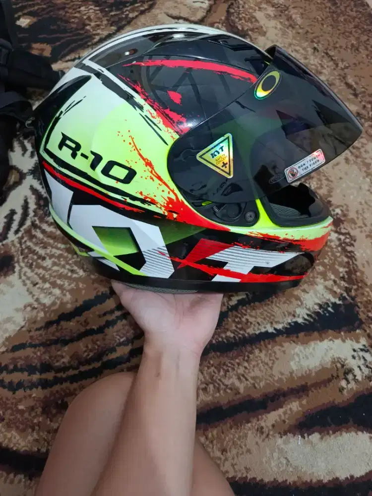 kyt r10 size L fit M