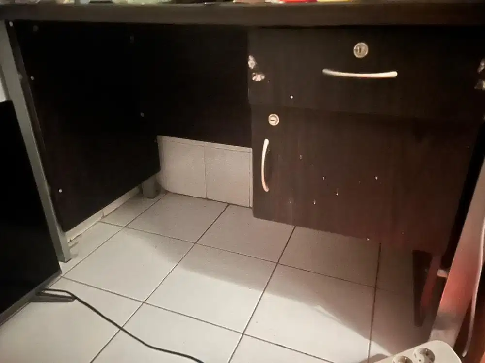 Meja kerja masih mulus