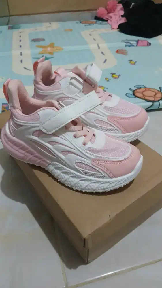 Sepatu anak size 30 warna pink