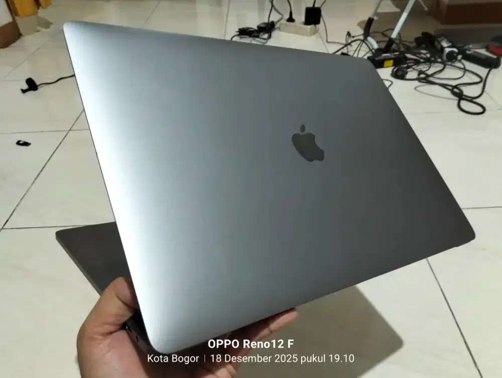 Dijual macbook Pro 2017 15-inch Intel i7 ram 16GB SSD 512GB Dual VGA