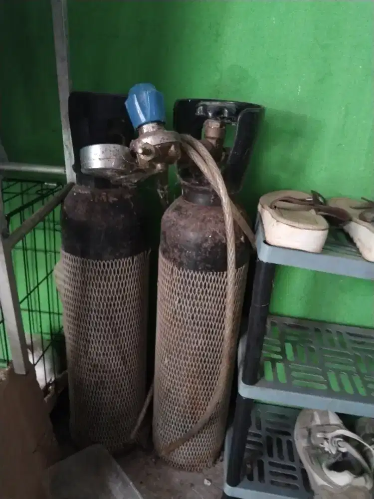 Tabung oksigen plus regulatornya
