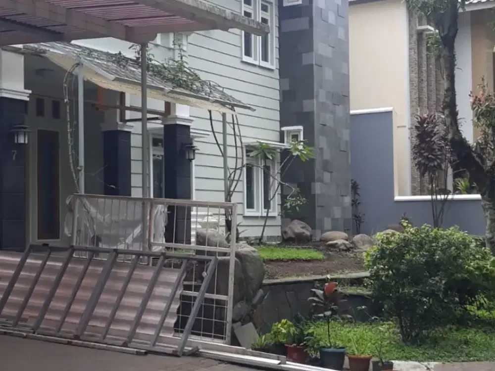 Dijual Rumah Mewah di Kota Baru Parahyangan Bandung, View Danau