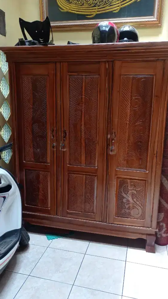 Furnitur lemari ukir 3 pintu ,cakep murah