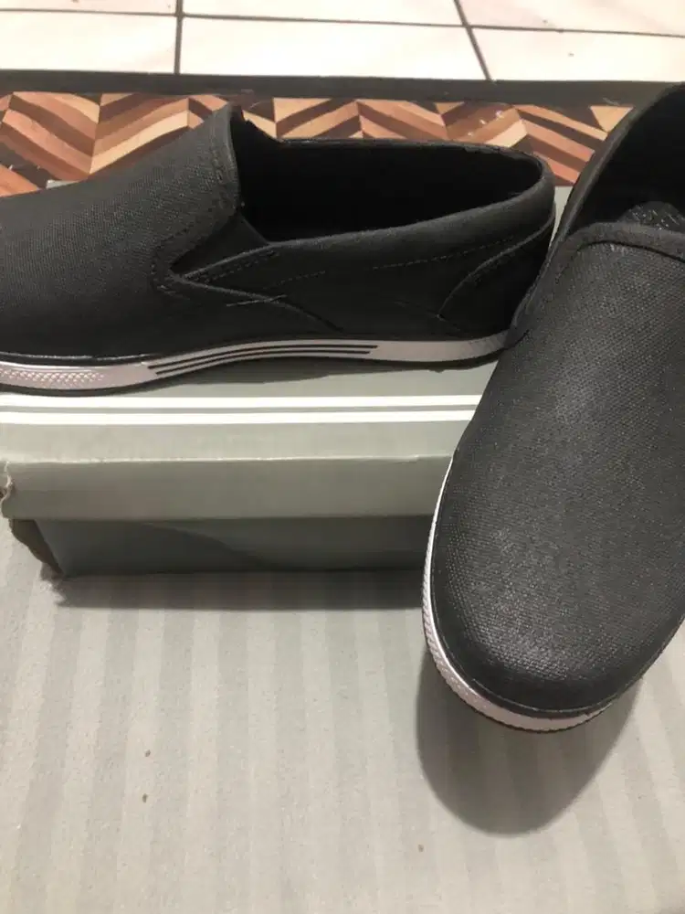 Sepatu kasual keren