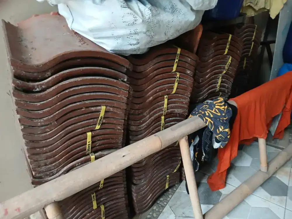 Genting Keramik Merk Kamuri dan Toilet Duduk