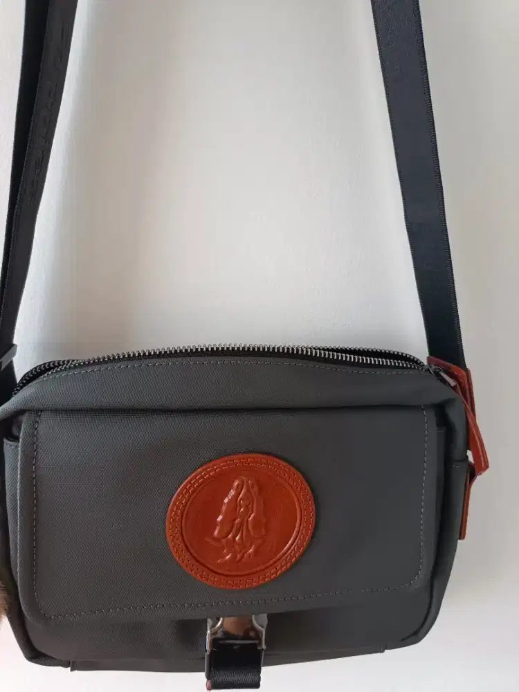 Jual tas slempang hush puppies original