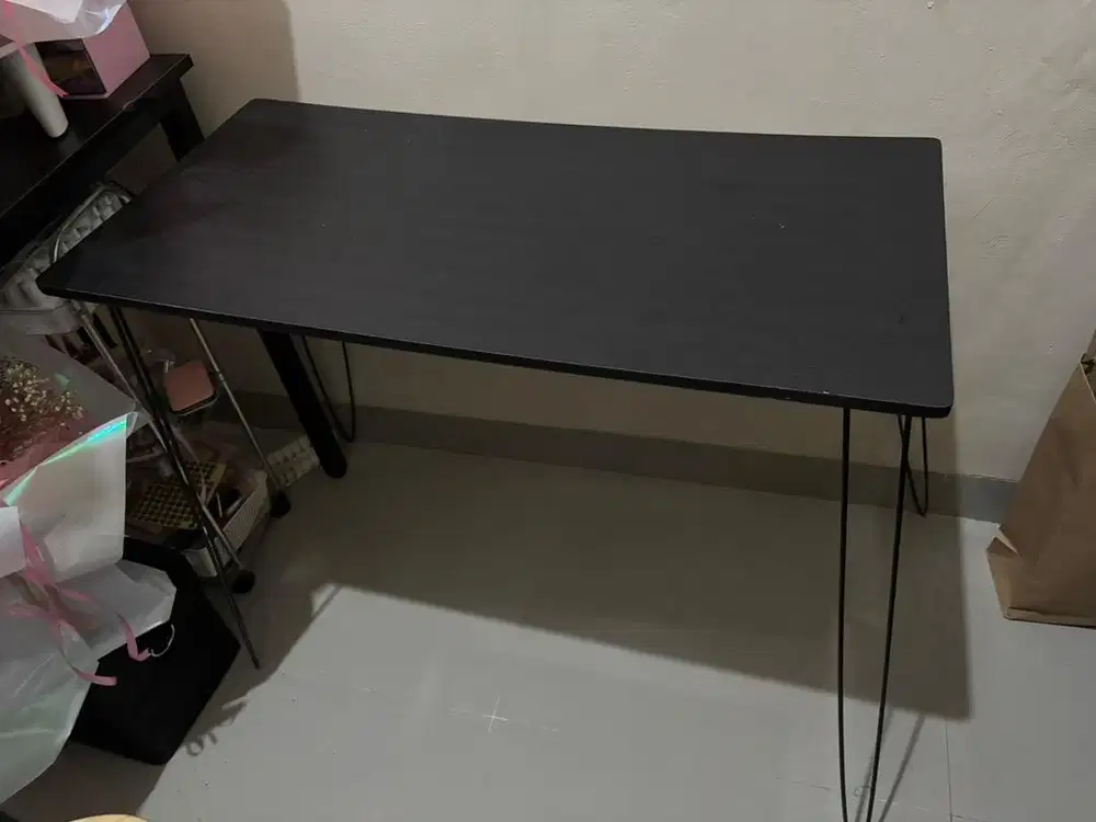 Meja belajar hitam