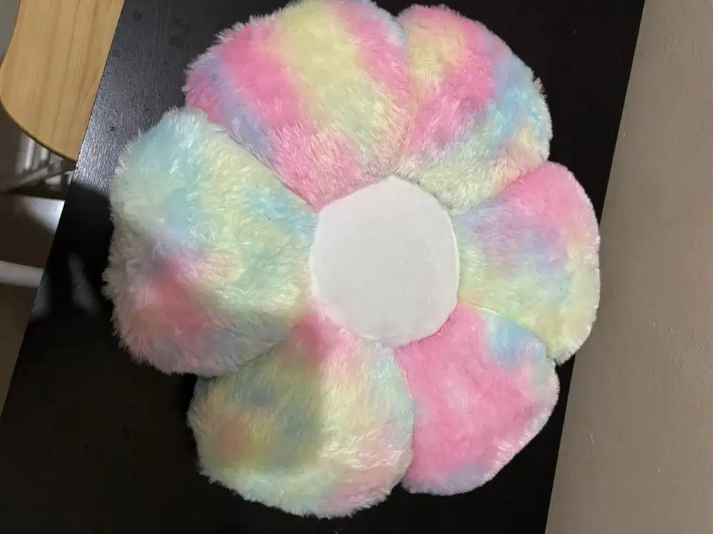 Bantal bunga warna-warni