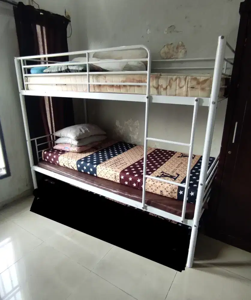 Ranjang Besi susun 2 tingkat, warna hitam.