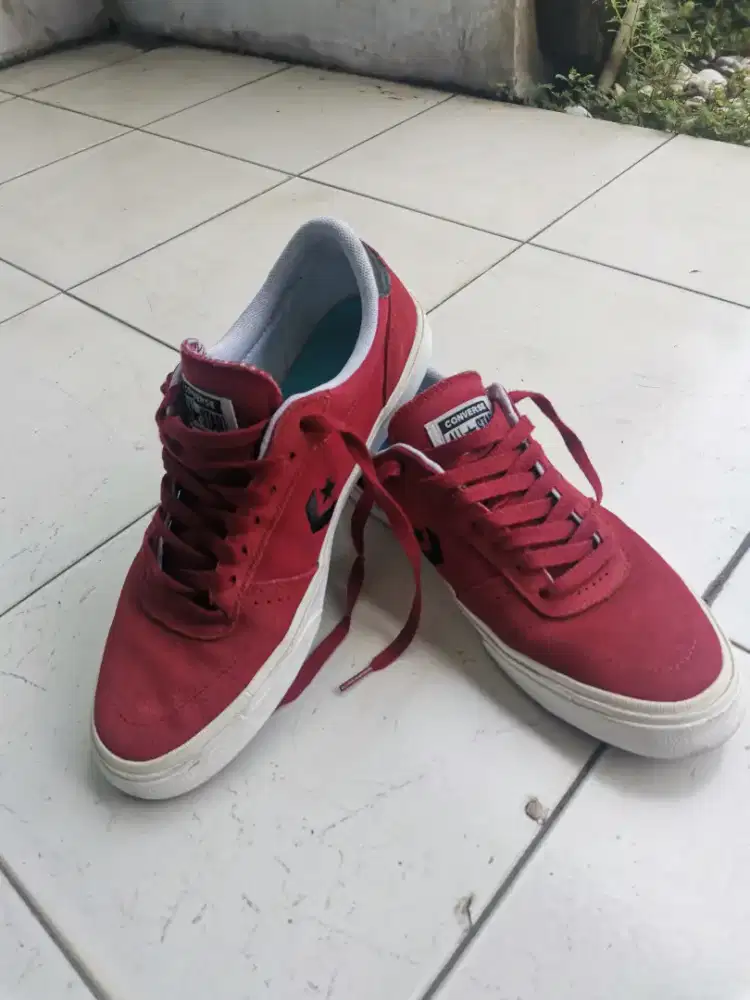 Sepatu converse warna merah