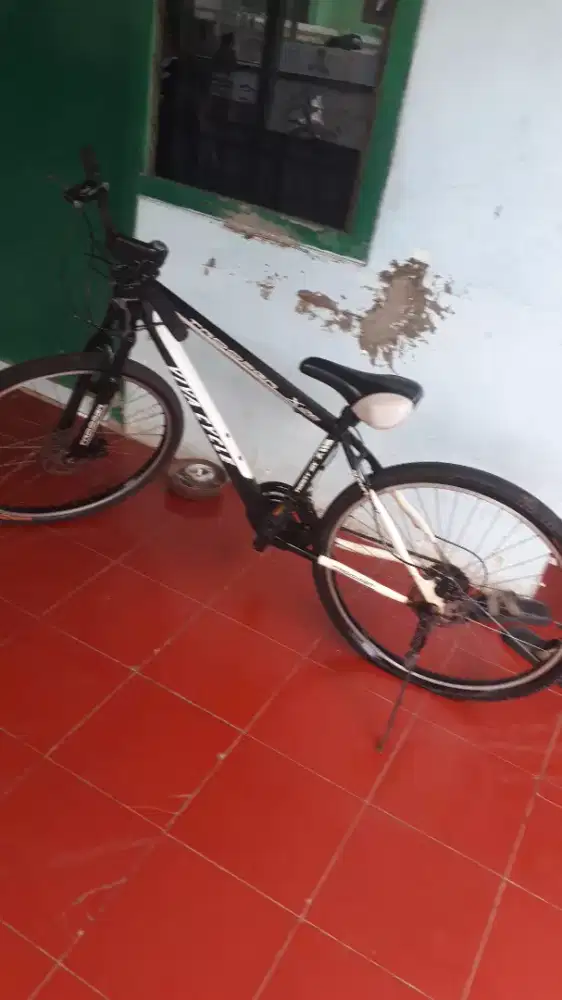 Skuter sepeda gunung merk WIM CYCLE ukuran 26 minus ban kempes